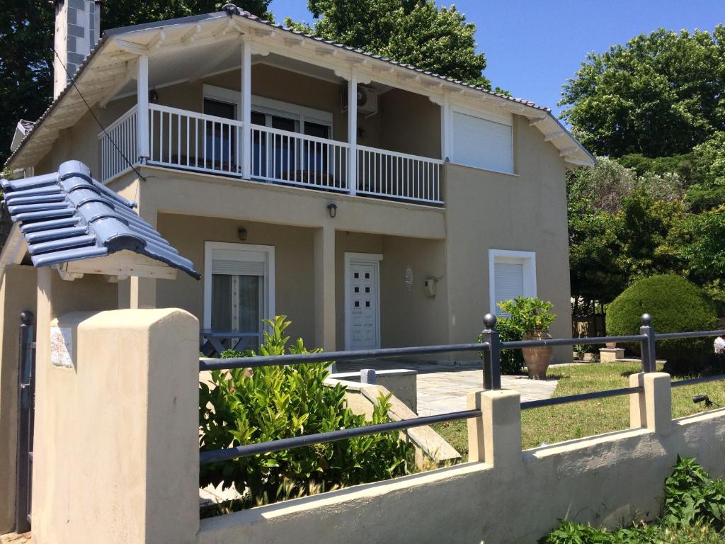帕拉塔蒙Aegean Blue的度假屋设有阳台和围栏