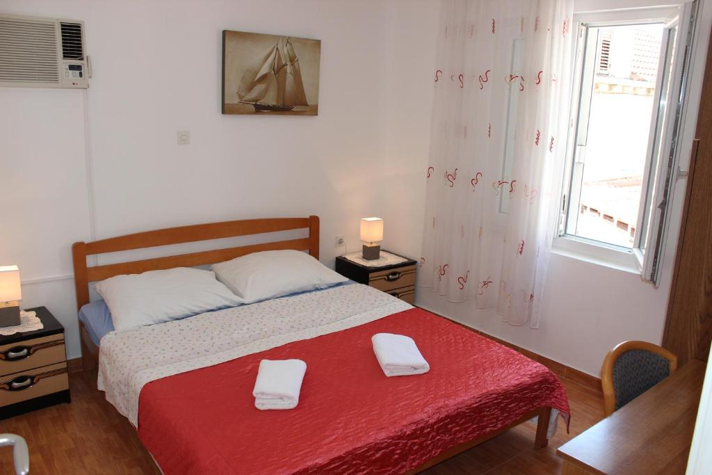 杜布罗夫尼克达达宾馆的一间卧室配有一张床,上面有两条毛巾