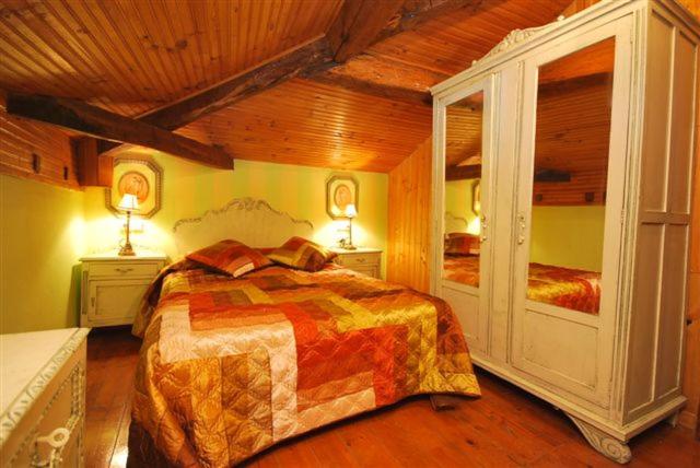 博比亚达里巴Casa Rural Alborada的一间卧室,卧室内配有一张大床