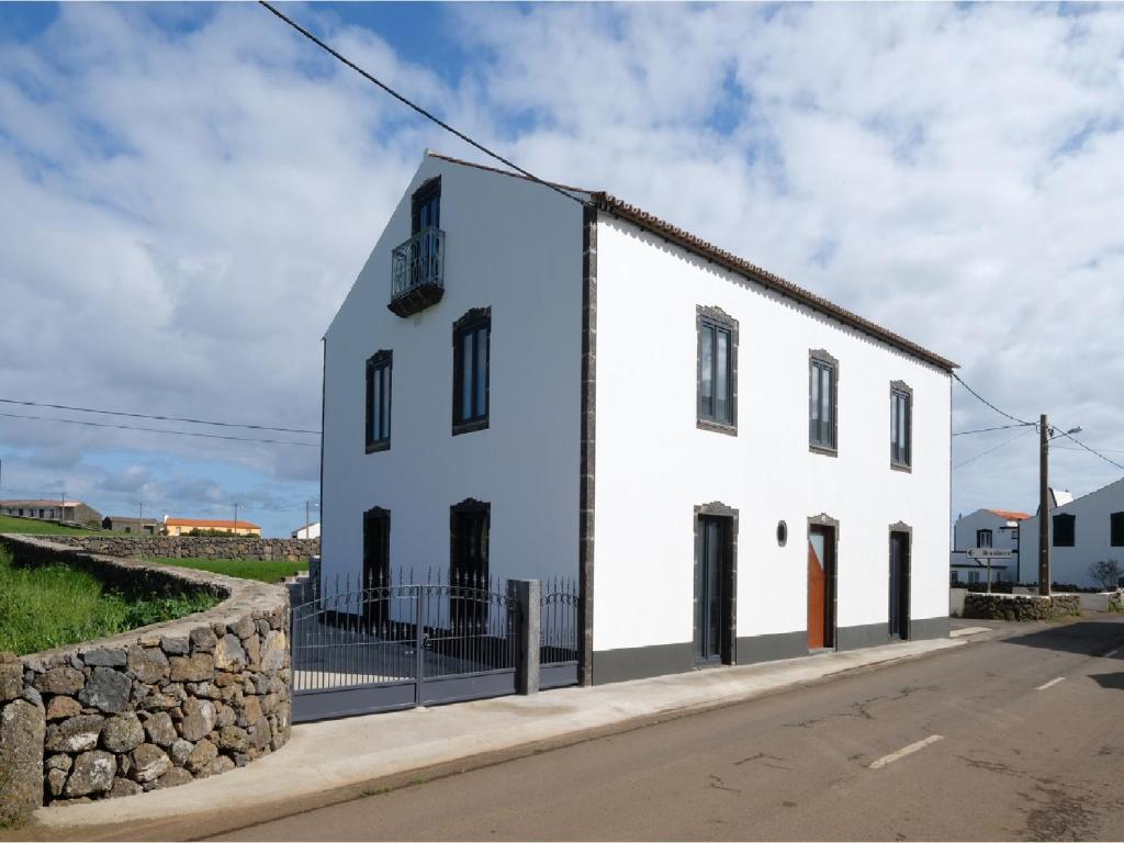 圣克鲁斯达格拉西奥萨Casa Lagar de Pedra的街道边的白色建筑