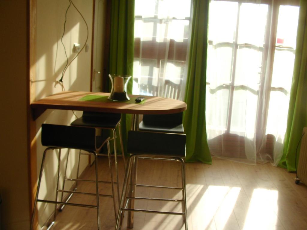 蒂豪尼Kiserdei Apartman的窗户房间里一张桌子和凳子