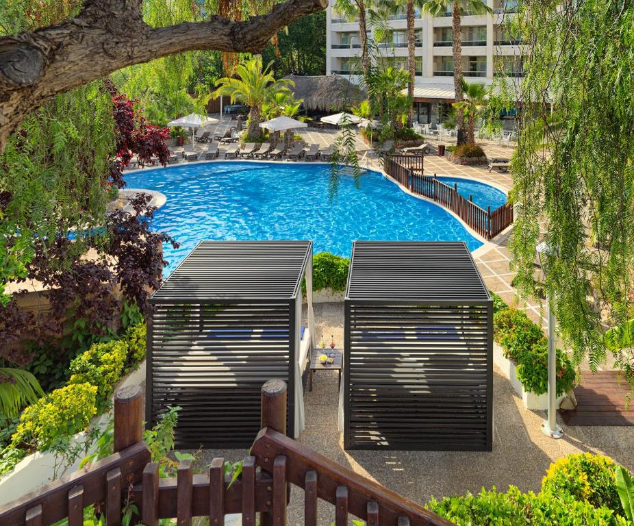 萨洛H10萨鲁公主酒店的享有度假村游泳池的顶部景致