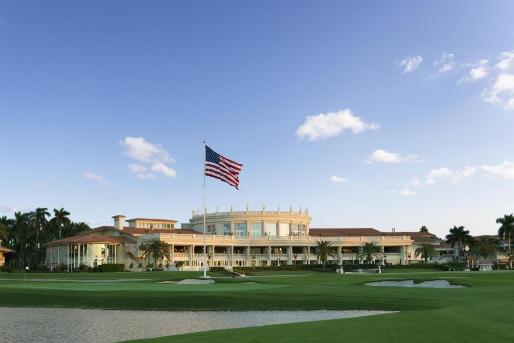 迈阿密Trump National Doral Golf Resort的悬挂在建筑物前的美国国旗