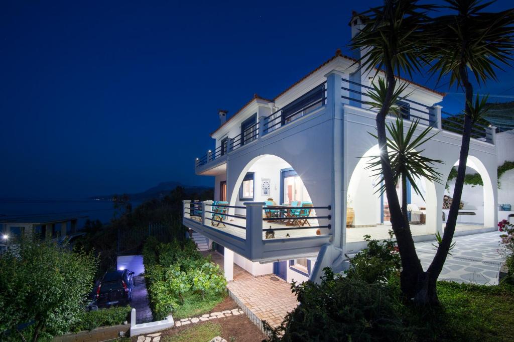 PlatánaBlue Dream villa a seaside beauty in Euboea island的海景别墅 - 夜晚