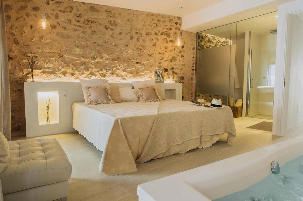 桑特略伦斯斯德斯卡尔达萨尔Can Solaies的卧室配有床和浴缸