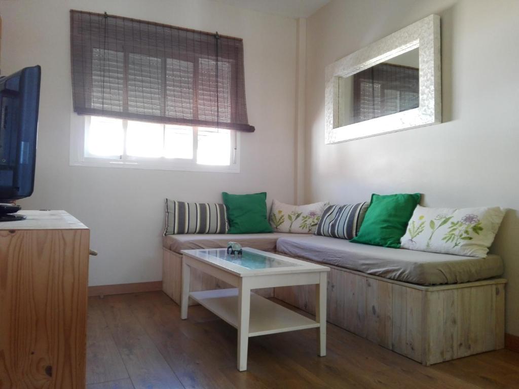 塔里法Apartamento Pura Vida的客厅配有沙发和桌子