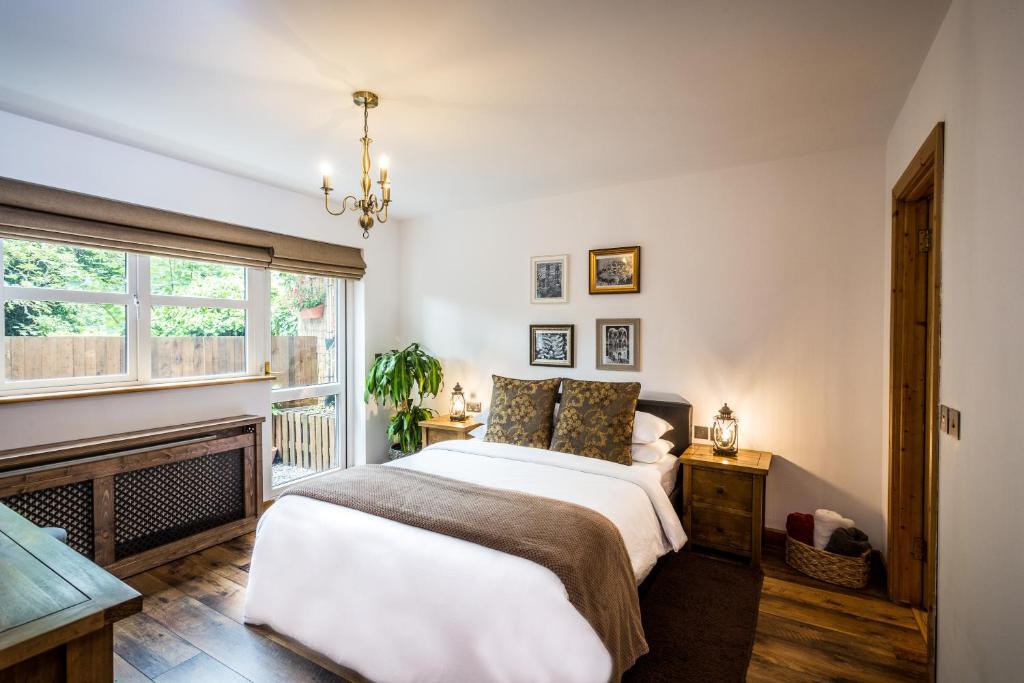 索兹Rose Cottage B&B的一间卧室设有一张大床和一个壁炉