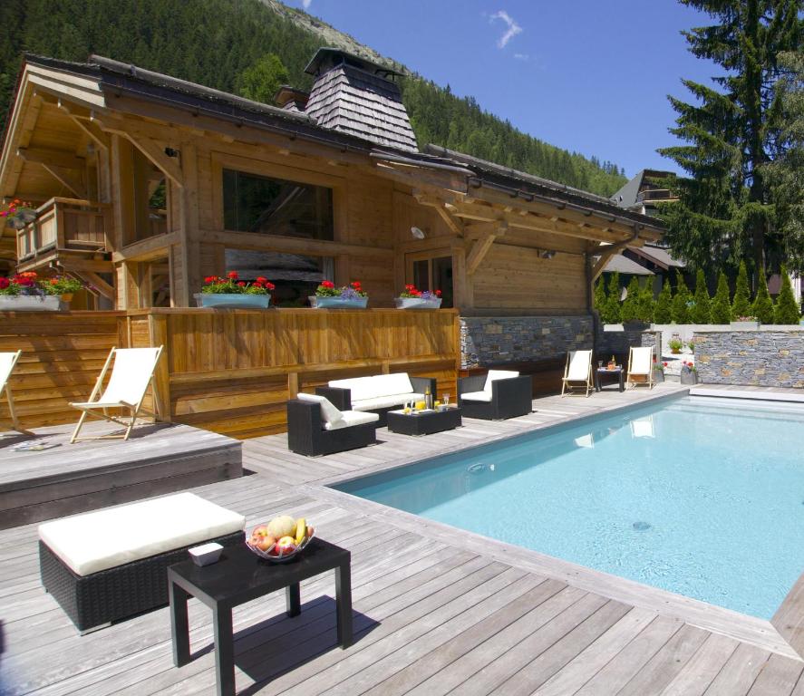 夏蒙尼-勃朗峰阿让蒂耶尔乐斯李维斯酒店的一座带游泳池和小屋的房子