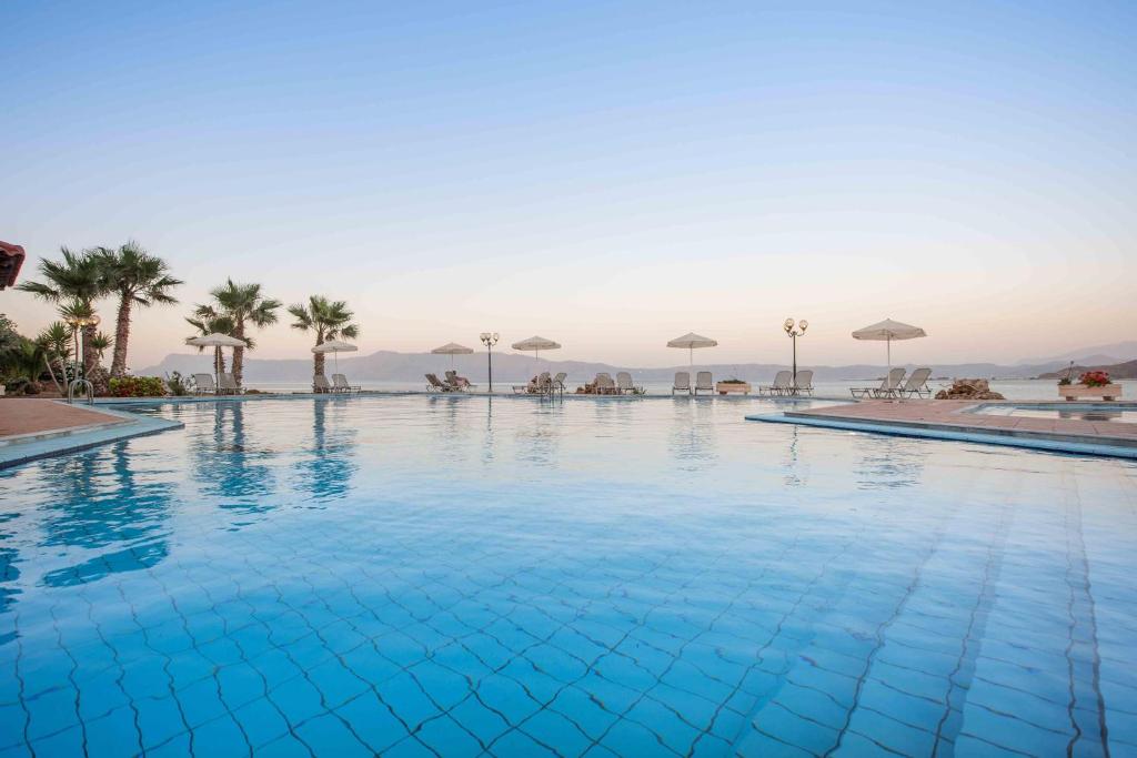 基萨莫斯巴洛斯海滩酒店的大型海景游泳池