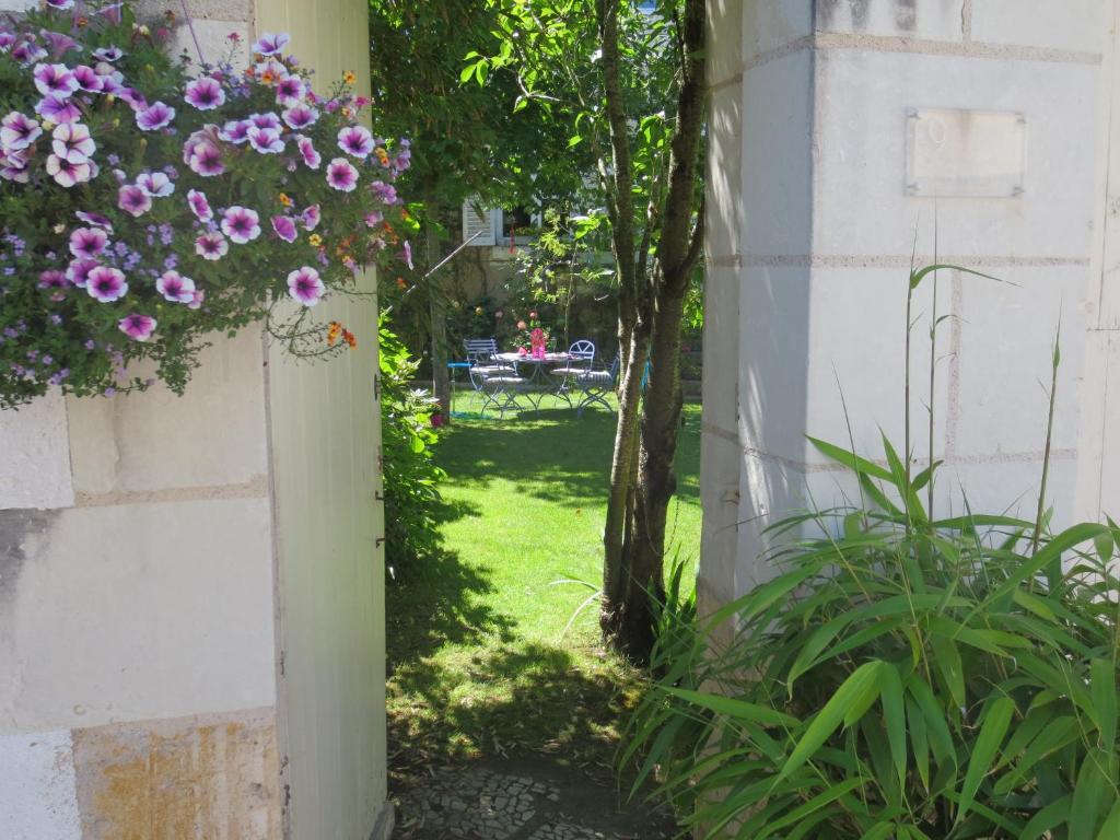 圣艾尼昂La Fenice Beauval的墙上挂着粉红色花卉的花园