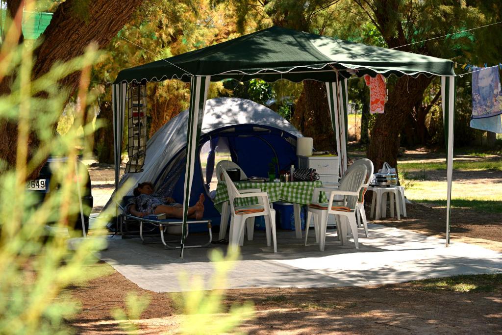 基萨莫斯Camping Mithimna的坐在帐篷下椅子上的儿童
