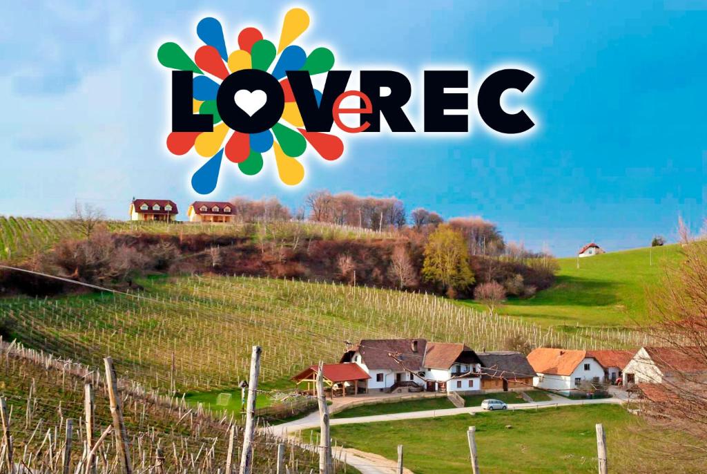 JiršovciTourist Farm Rooms Lovrec的一座有房子的小山上的一个标志