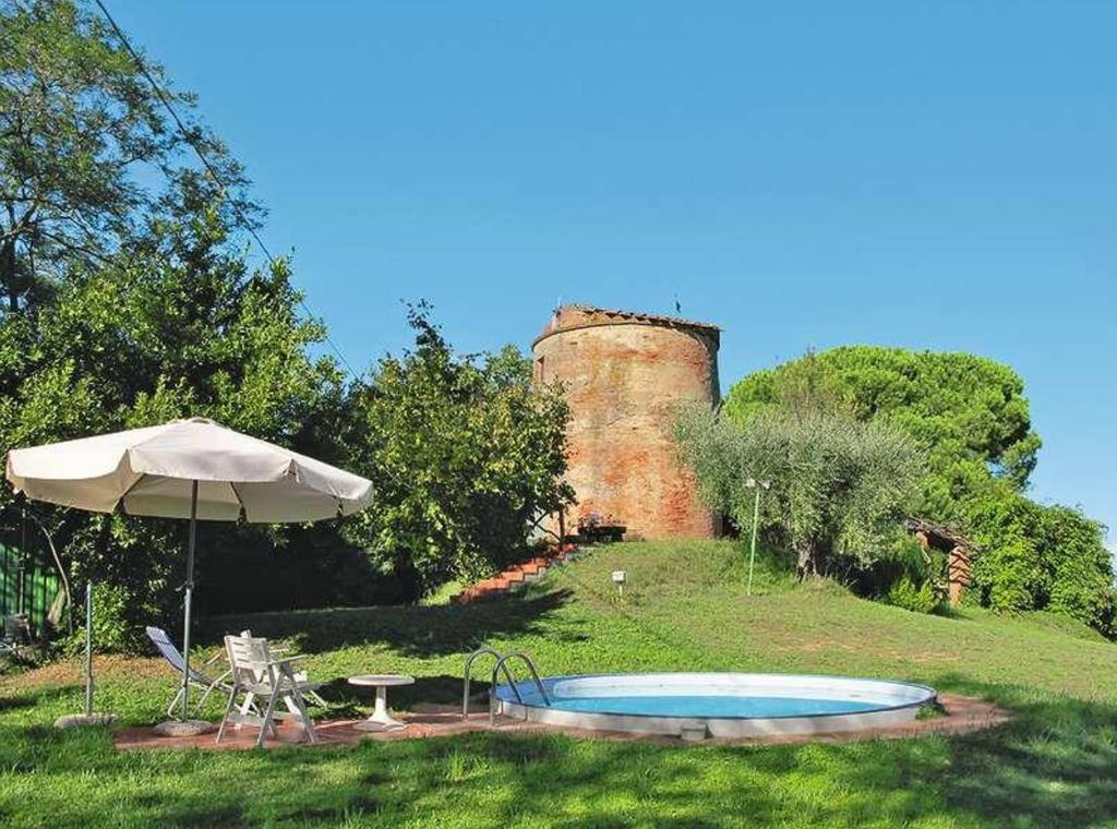 福利亚Mulino a vento的城堡前的遮阳伞和游泳池