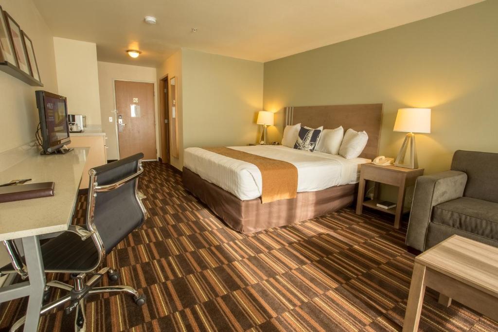 林肯市魏科马旅馆的酒店客房配有一张床、一张桌子和一把椅子。