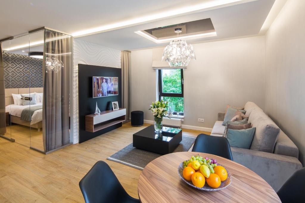 索波特7 Heaven - Victoria Residence by OneApartments的客厅配有桌子和沙发