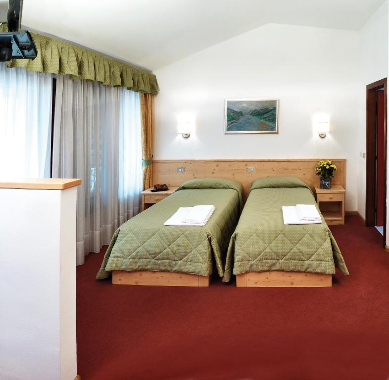 佩尔吉内瓦尔苏加纳罗通达酒店的一间酒店客房,房间内设有两张床
