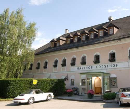 SierningLandhotel Forsthof的停在大楼前的白色汽车