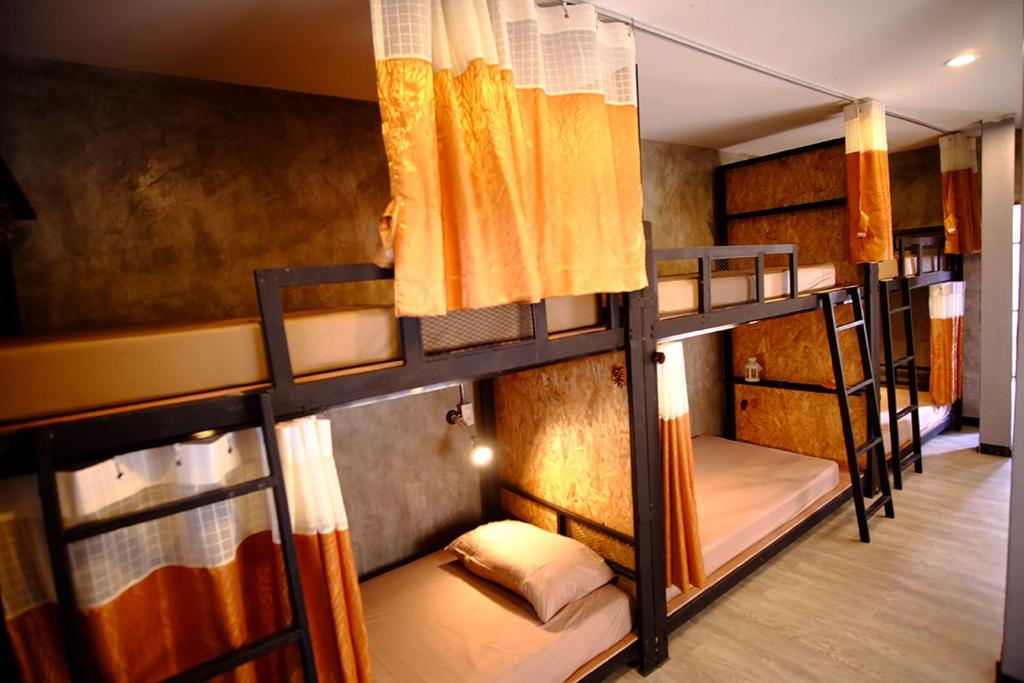 彭世洛纳普科纳旅舍的客房内的一组双层床