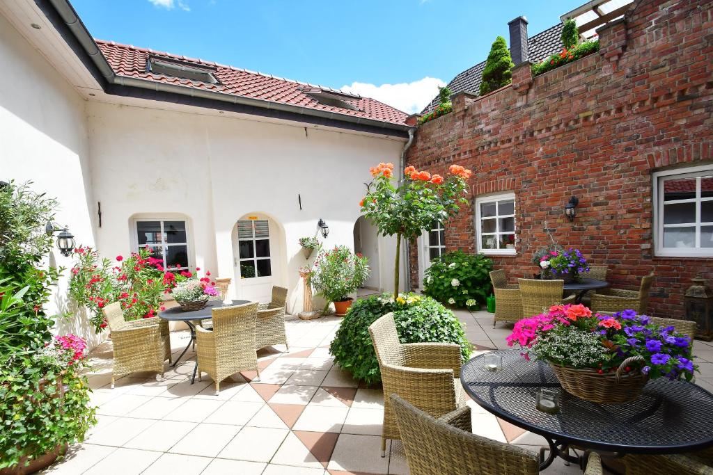 布吕根Ferienhaus Burgblick Brueggen的户外庭院设有桌椅和鲜花