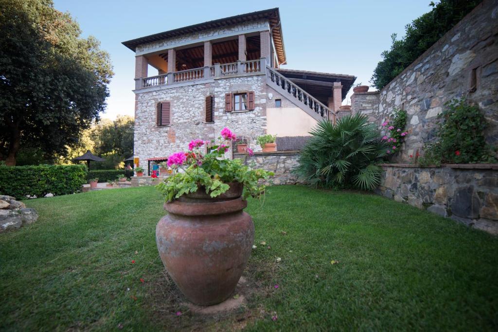 坎丕里亚麦利蒂玛Il Castagno Toscana的房子前方有花的大花瓶