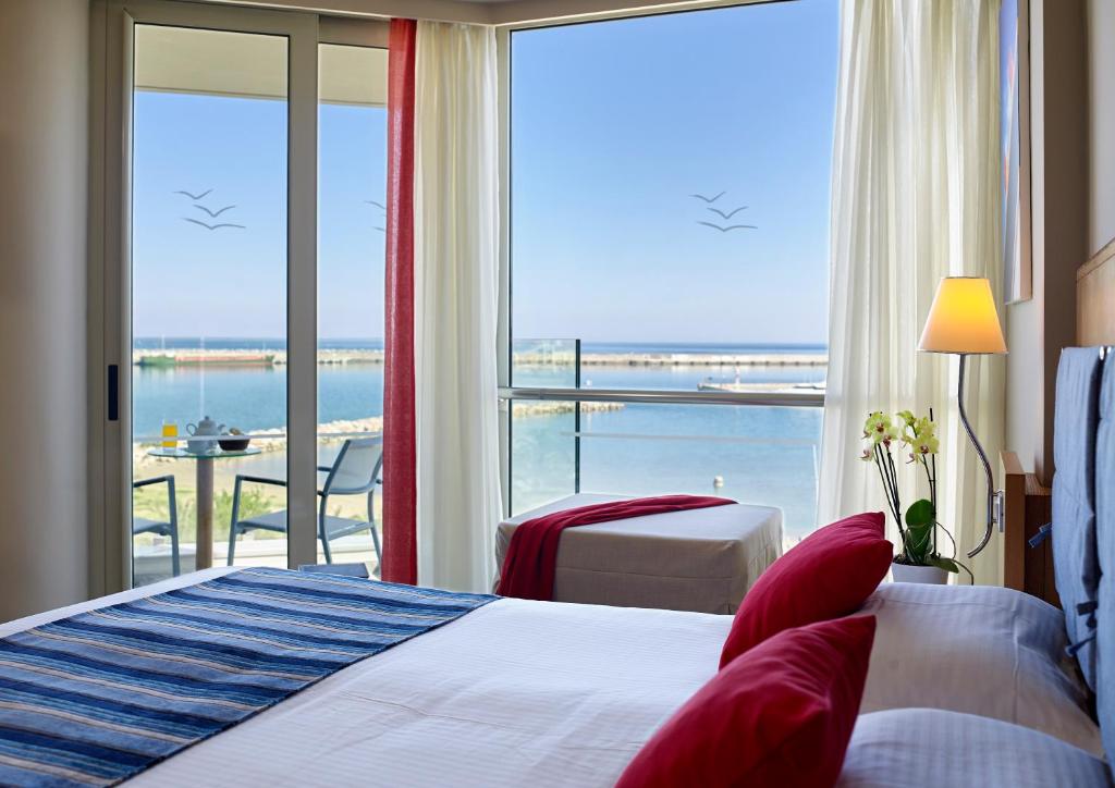 罗希姆诺基马海滩酒店的酒店客房设有一张床,享有海景。