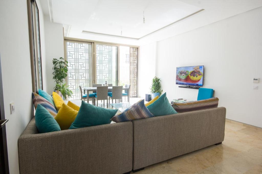 塞拉拉巴特码头套房及公寓的客厅配有带色彩缤纷枕头的沙发