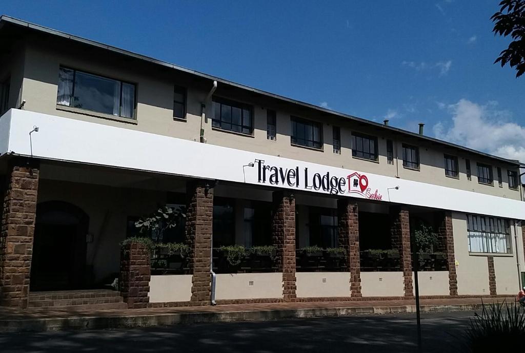 萨比Travel Lodge Sabie的上面有旅行旅馆标志的大建筑