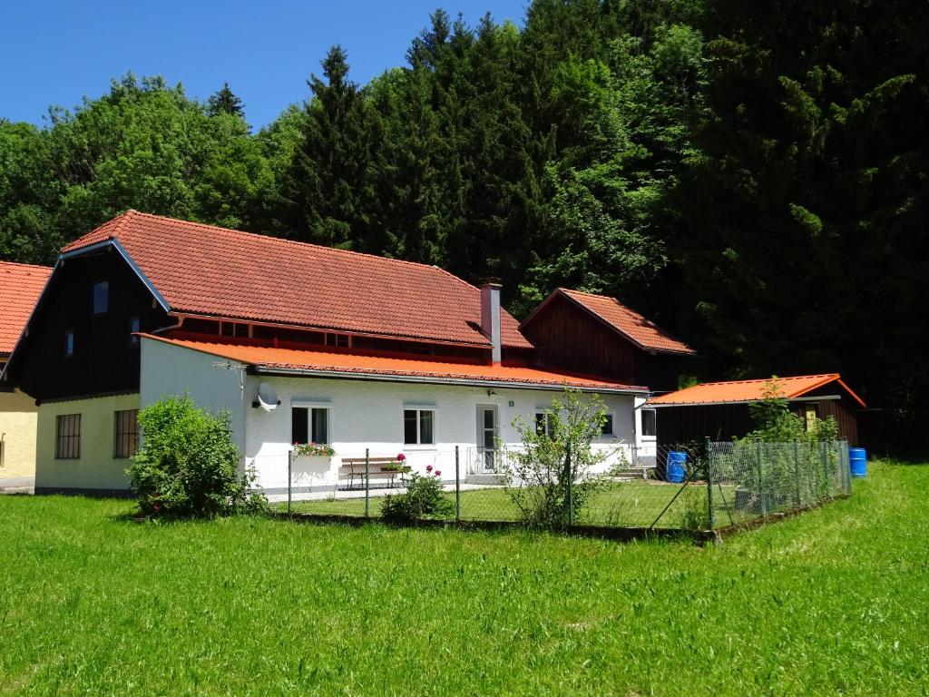 Pinsdorf乡村度假屋 - 蒙登涅的一座白色的房子,在田野上有一个红色的屋顶