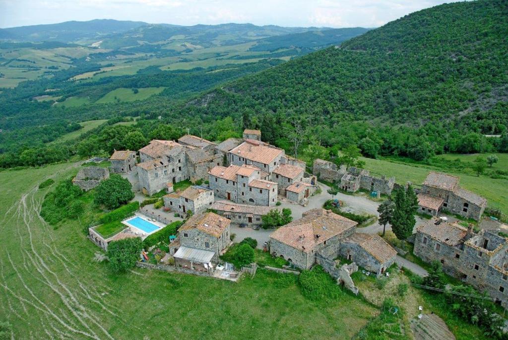 MontecastelliFarmhouse Tuscany的田野上大房子的空中景观