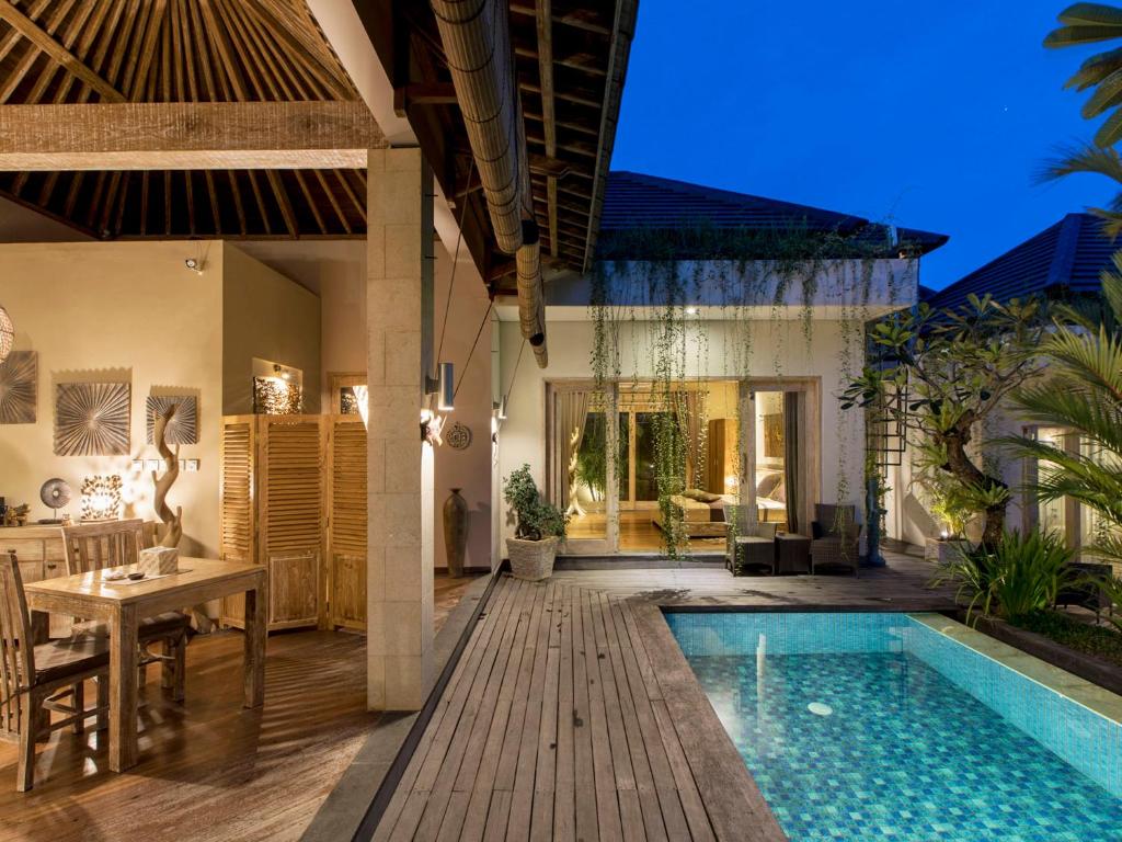 坎古新奇巴厘岛别墅住宿加早餐旅馆的一座带游泳池和房子的别墅