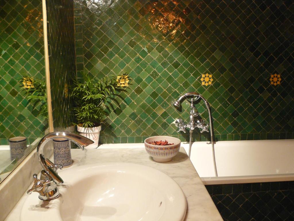 塞拉拉百丽埃图瓦勒旅馆的浴室配有盥洗盆和浴缸。