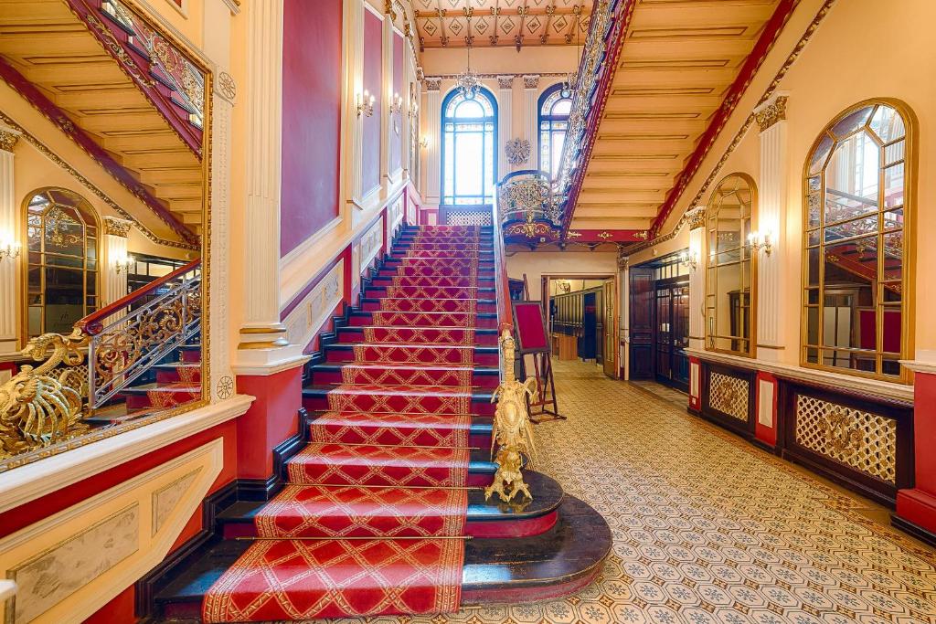 比得哥什尊贵鹰下聚焦酒店的一座带红色台阶的建筑中的螺旋楼梯