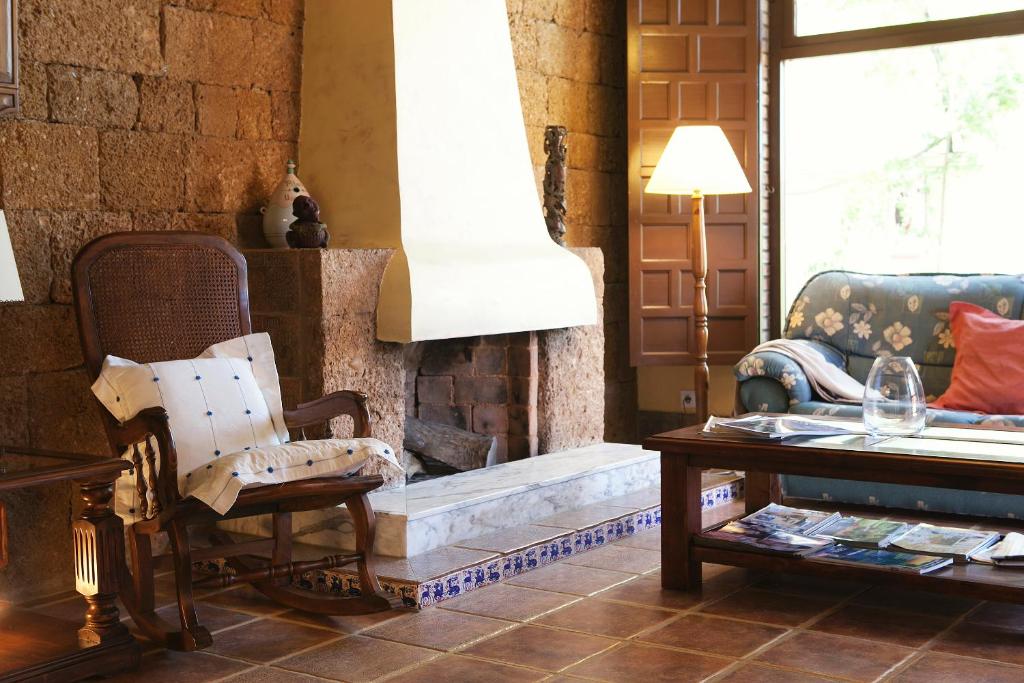 奇克拉纳－德拉弗龙特拉圣地亚哥旅馆的带沙发和壁炉的客厅