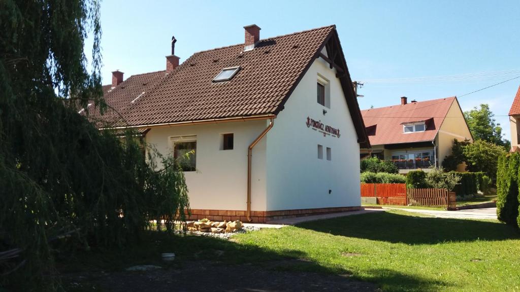 齐尔茨Pongrácz Apartman的白色房子,有棕色的屋顶