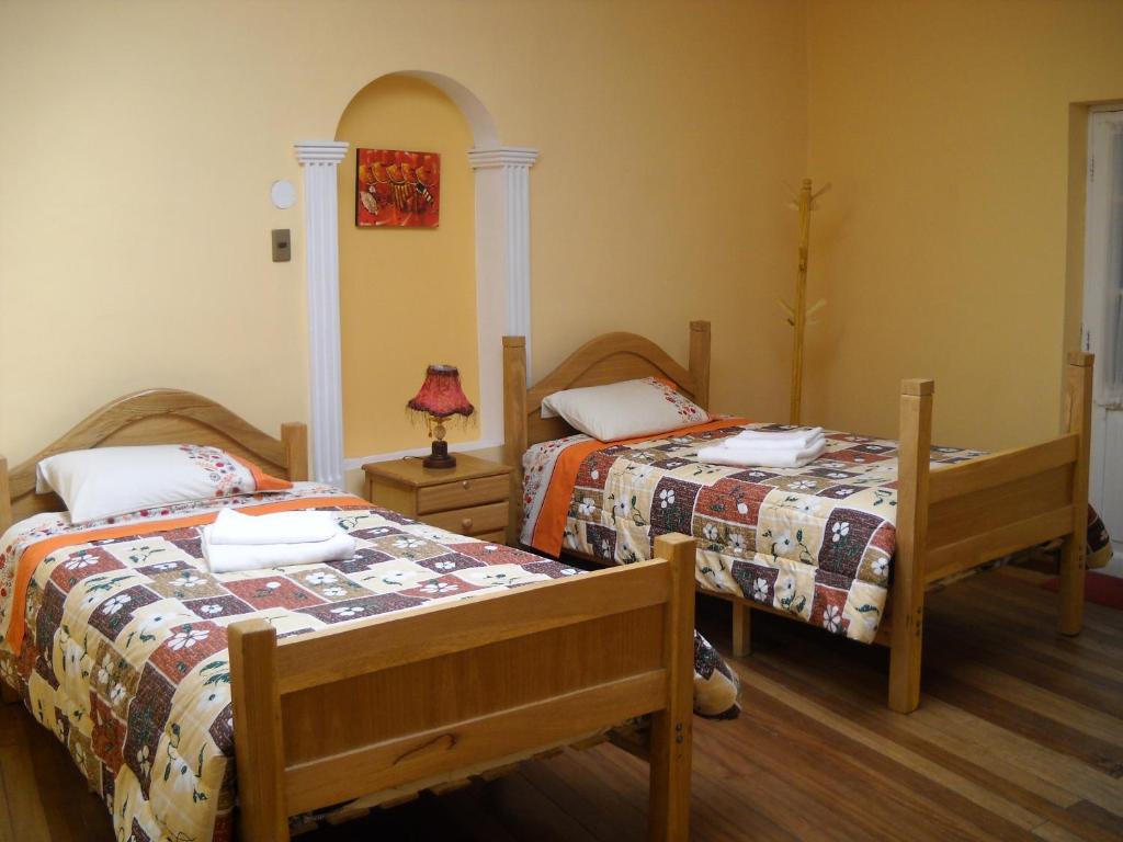 拉巴斯伊斯多罗斯酒店的一间卧室配有两张床和一盏灯