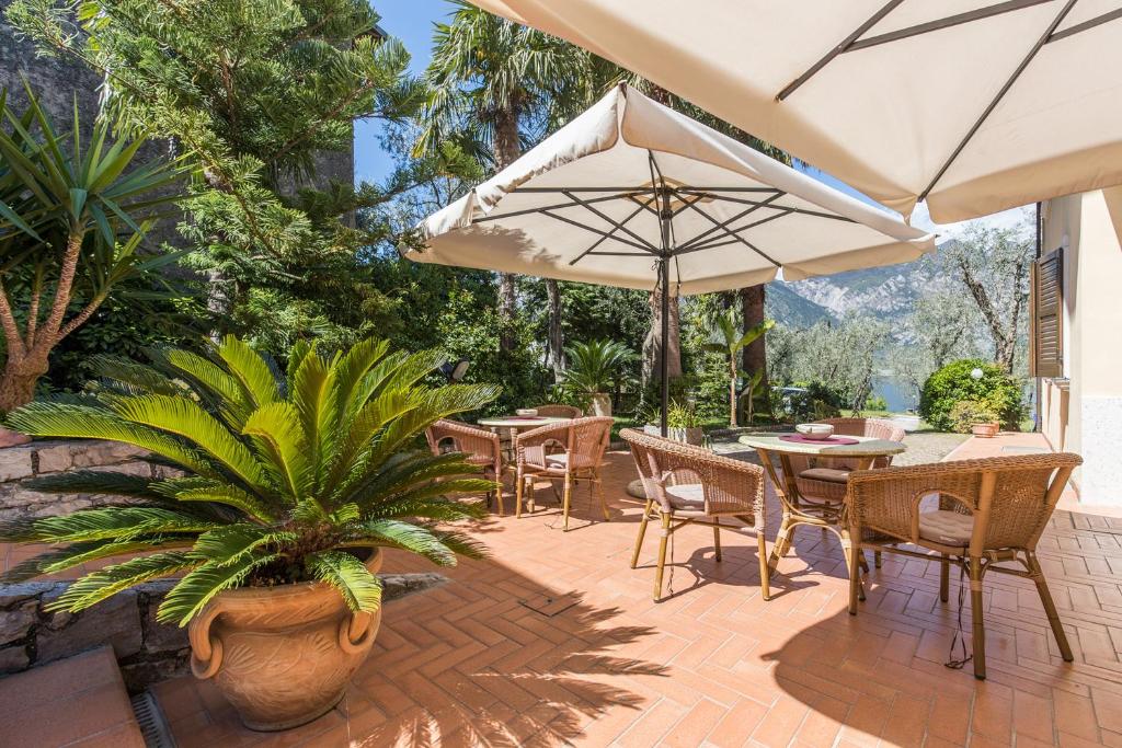 马尔切西内B&B Casa Benamati by Kelly的一个带桌椅和遮阳伞的庭院