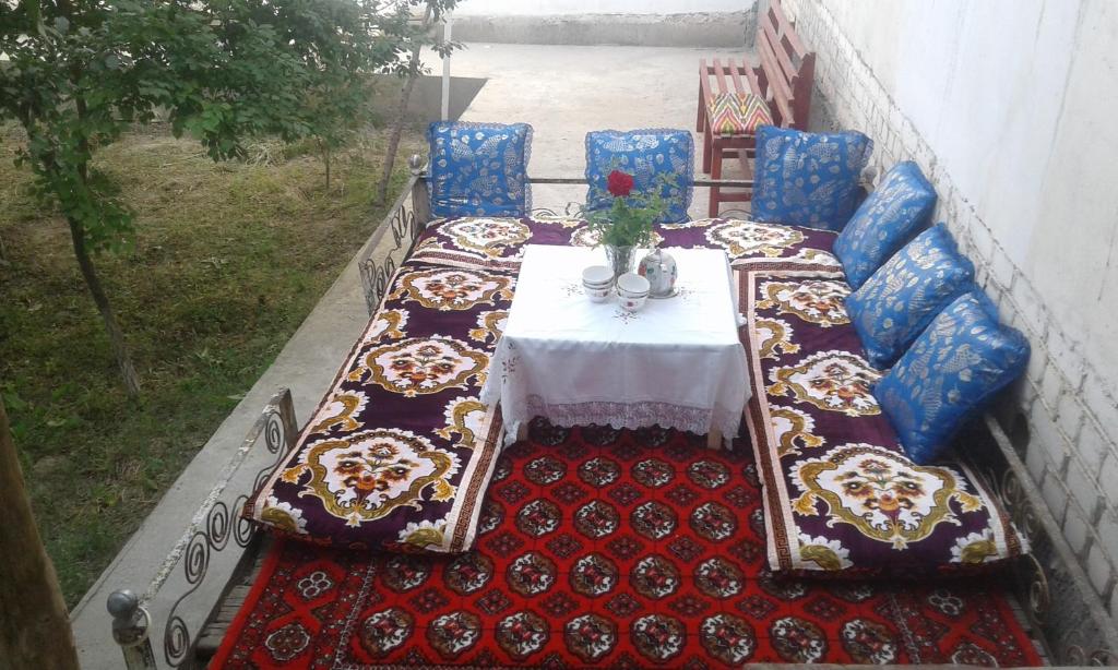 QorowulWestern house的一张桌子,上面有白色的桌布和蓝色的椅子