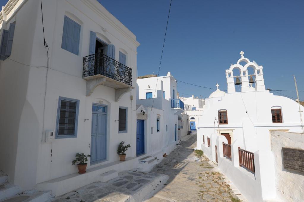 阿莫尔戈斯Thomas Traditional House in Chora的一条有白色建筑和教堂的街道