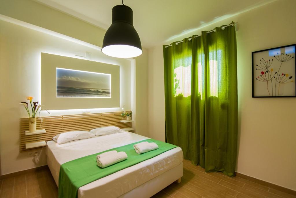 帕诺尔莫斯雷斯蒙Castello Di Porto的一间卧室配有一张带绿帘的床