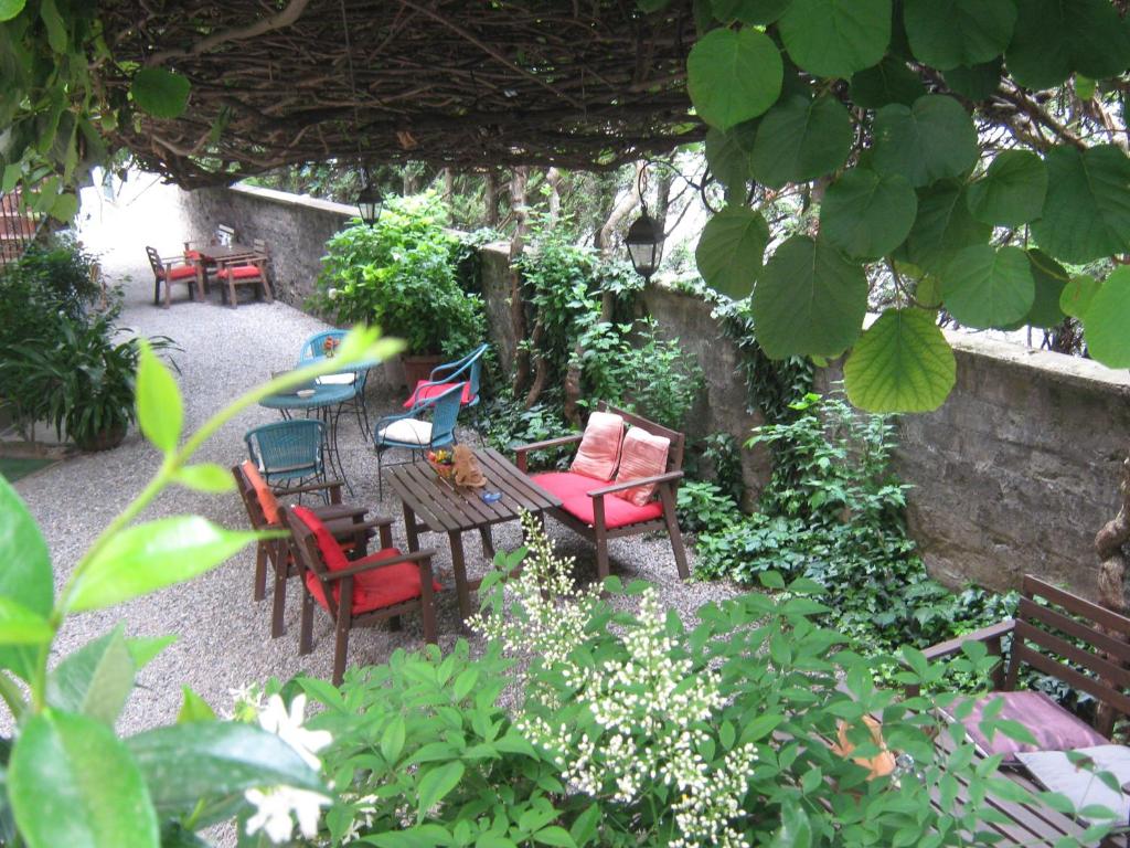 波里奥特米艾尔伯格桑加利酒店的庭院配有桌椅,