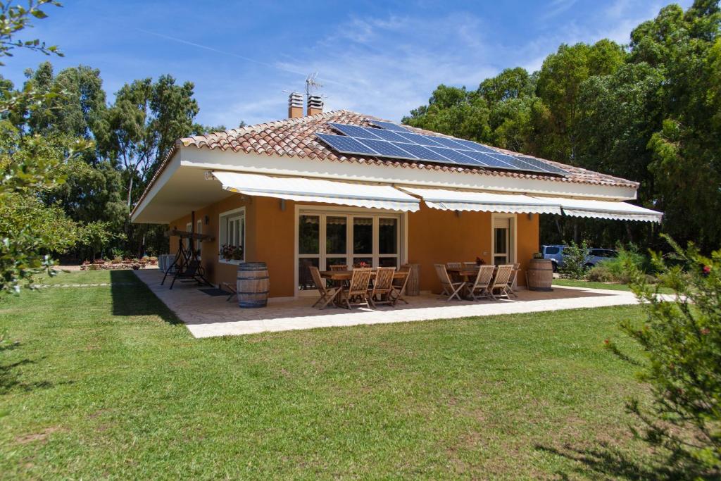 阿尔盖罗Villa Arzilla Sardegna的屋顶上设有太阳能电池板的房子
