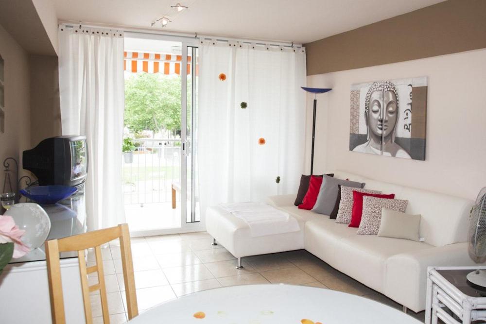普拉加德阿罗Arogran II的客厅配有白色沙发和窗户