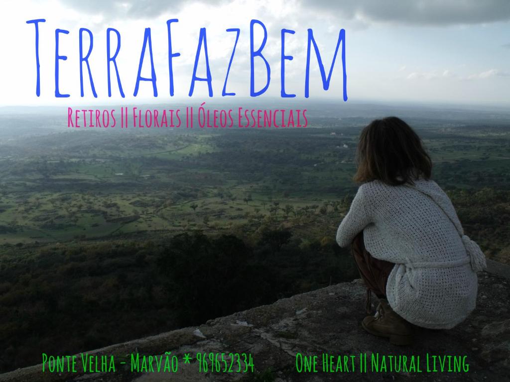 马尔旺TerraFazBem的坐在山顶上看风景的女人