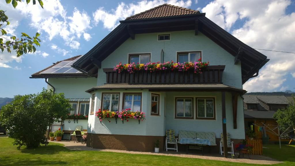 玛丽亚普法尔Haus Ferner-Lerchner的一座房子,阳台上种着鲜花