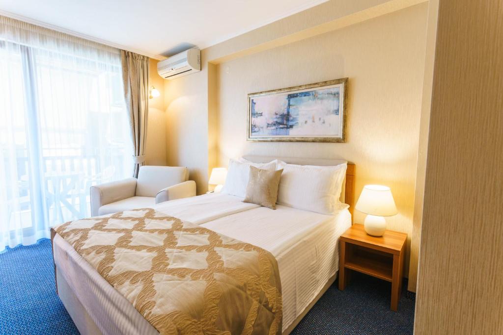 索佐波尔Fjord B&B的酒店客房设有床和窗户。