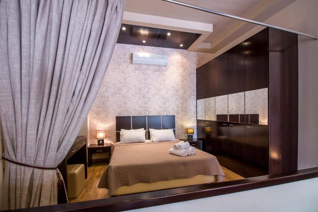 法里拉基湾景酒店的一间卧室设有一张床和一个大窗户