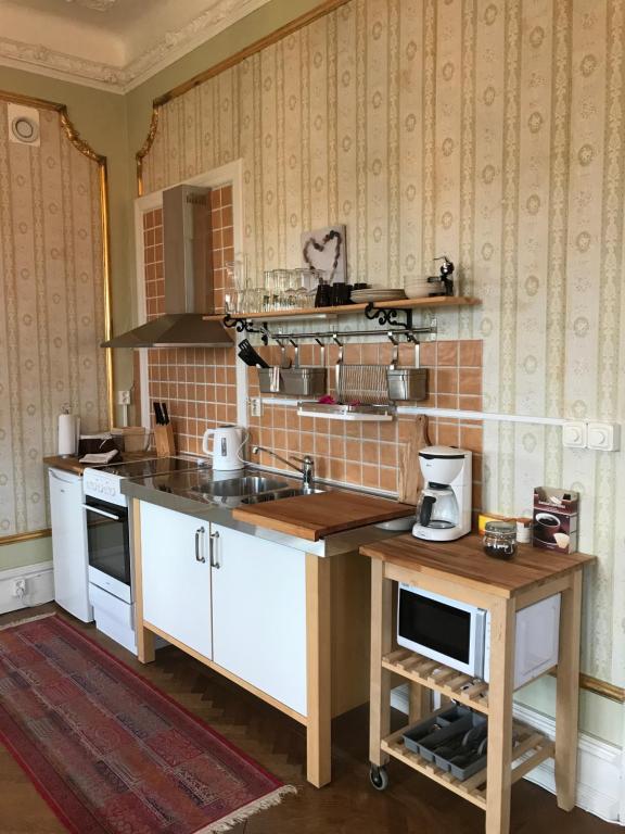 锡姆里斯港格姆拉斯坦锡姆里斯酒店的厨房配有水槽和台面