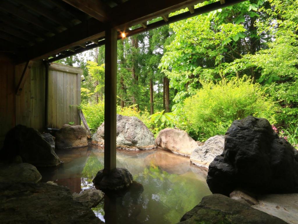 高山汤之平旅馆的院子里的岩石水池