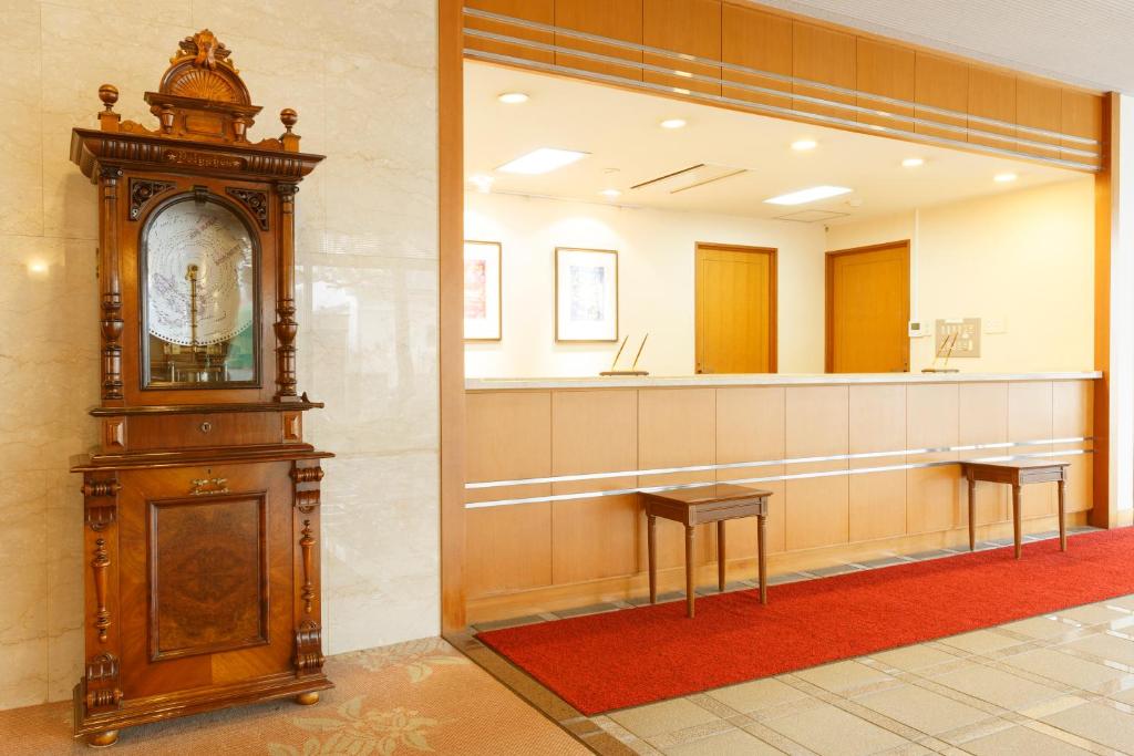 舞鹤市阿玛拜耳舞鹤酒店的镜子间里一个大的祖父钟