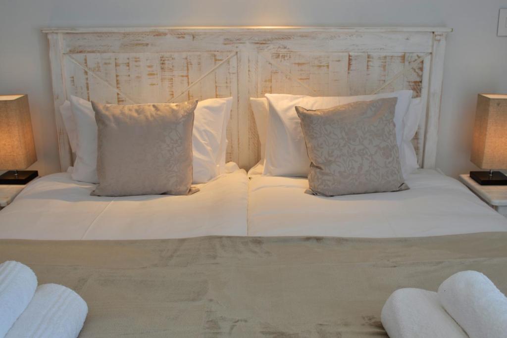 Villa Honeysuckle Luxury 3 Bedroom客房内的一张或多张床位